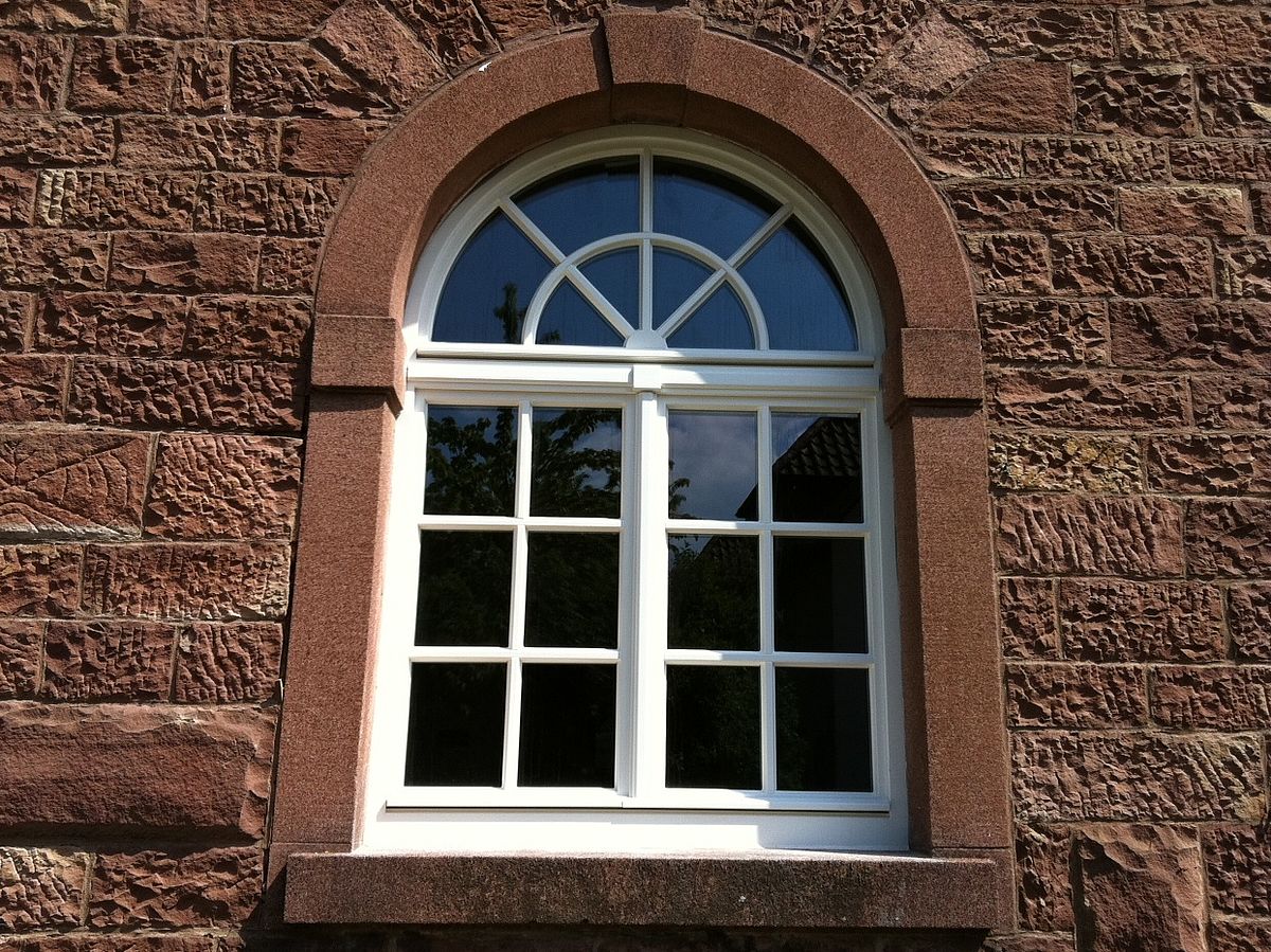 Historische Fenster optisch nahe durch Sand Glas
