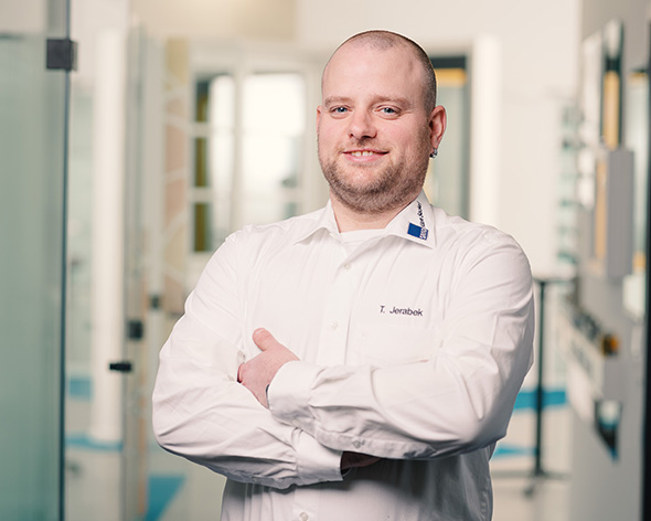 Thomas Jerabek – Glasermeister / technischer Geschäftsführer Thomas Jerabek – Glasermeister / technischer Geschäftsführer