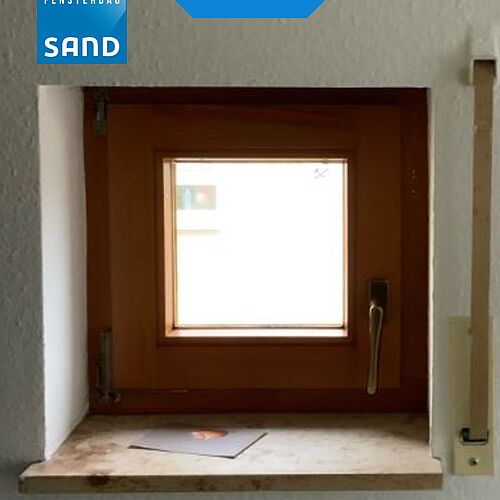 Ein kleines Fenster, das jetzt deutlich mehr Licht reinlässt und mit modernem Rollladen auch funktional überzeugt ➡️🪟👍🏼
...