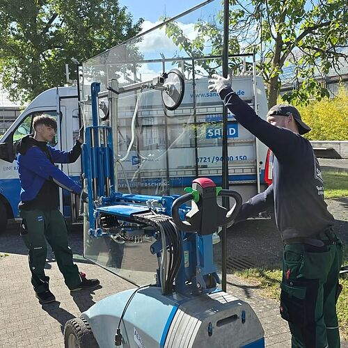 Auch heute wieder im Einsatz und mit voller Konzentration bei der Arbeit.
#glaserei #handwerk #glas #teamwork...