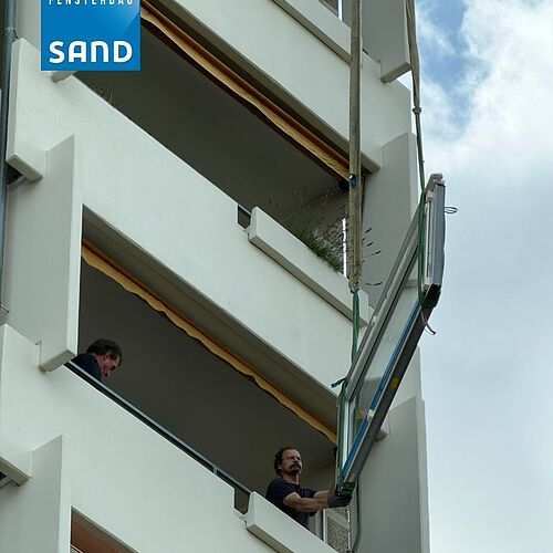 Mit dem Kran ging es heute hoch hinaus. Damit am Ende alles genau dort ankommt, wo es hin soll, braucht es gute...