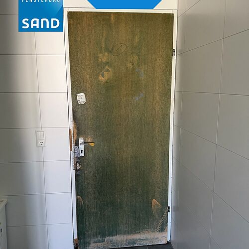 Diese Badtür hat ein Upgrade bekommen 🙌🏼🤩 Die alte Tür wurde durch eine moderne Feuchtraumtür mit Stahlzarge ersetzt....