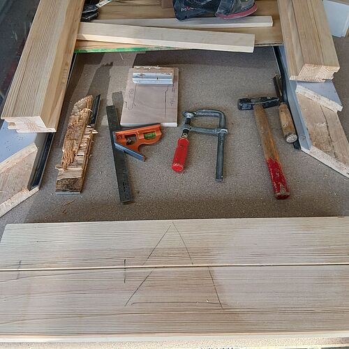 Alles, was es für gute Holzflickarbeiten braucht. 🪵🔨
Mit dem richtigen Werkzeug, passenden Holzstücken und jeder Menge...