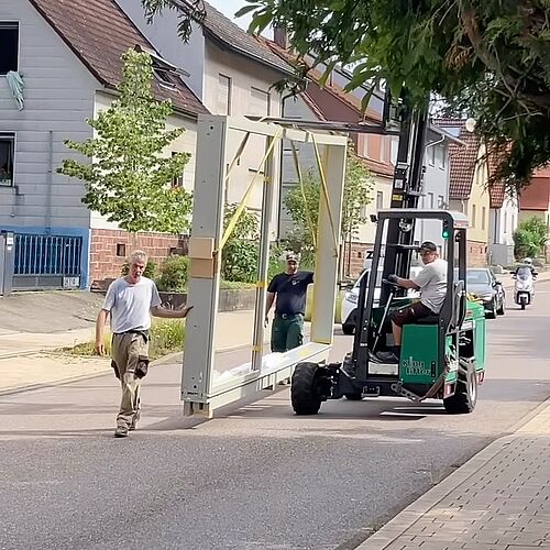 Hier wird vorsichtig die neue Schiebetür für unser neues Projekt transportiert 💪👍😄
#glasereisand #karlsruhe #türen...