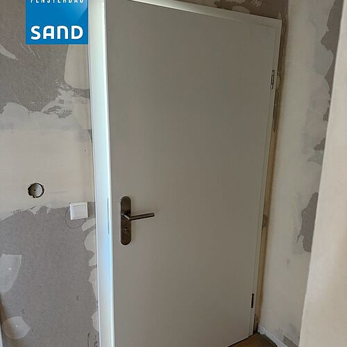 In diesem Projekt wurde eine neue Wohnungstür eingebaut ☺️👍🏻Vom leeren Durchgang bis zum fertigen Ergebnis zeigt sich...