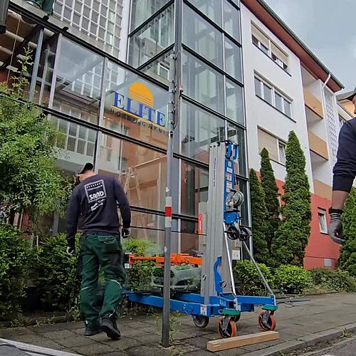 Schwere Glaselemente millimetergenau nach oben zu bewegen braucht Erfahrung, Geduld und ein eingespieltes Team🙌Schritt...