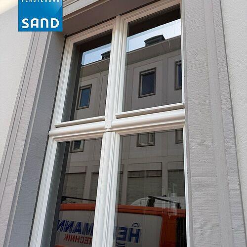 Bei diesem denkmalgeschützten Gebäude wurden neue Fenster eingebaut, bei denen die ursprünglichen Details bewusst...