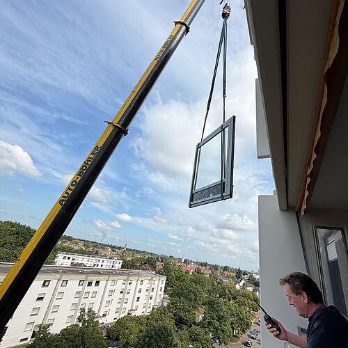 Nichts für schwache Nerven, denn für dieses Fenster ging es mit dem Kran ordentlich nach oben 🏗️👈🏻
#fenstermontage...